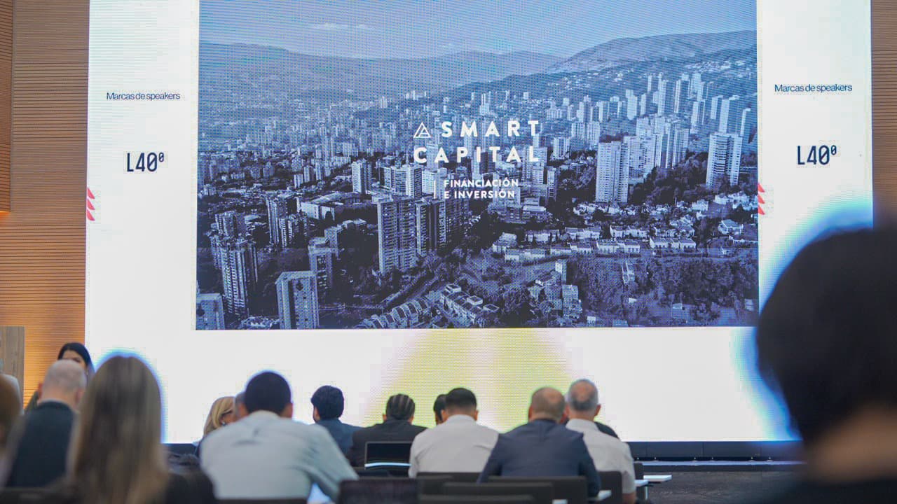 Escenario de Smart Capital 2026 en Medellín, encuentro de capital de riesgo con ANDI del Futuro